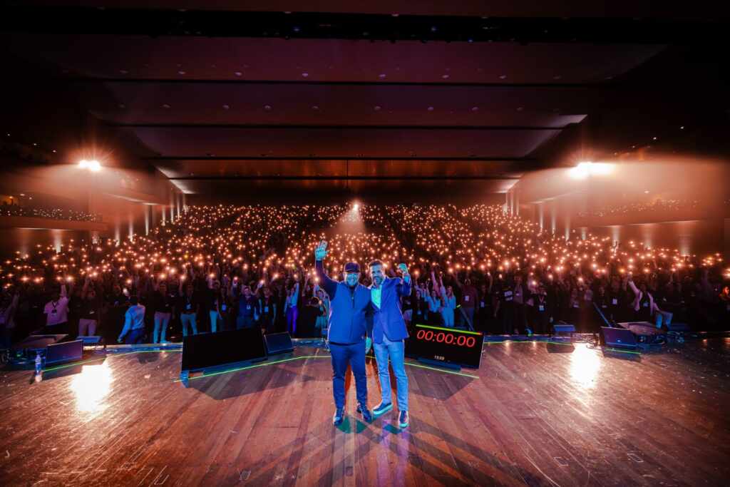 Plateia de milhares — O Poder do Network